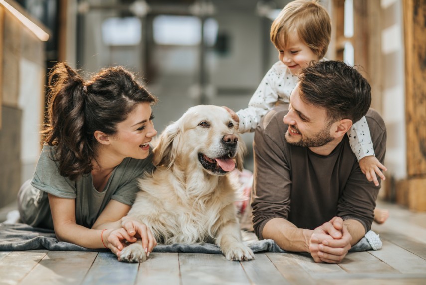 Famille réunie à la maison avec son chien